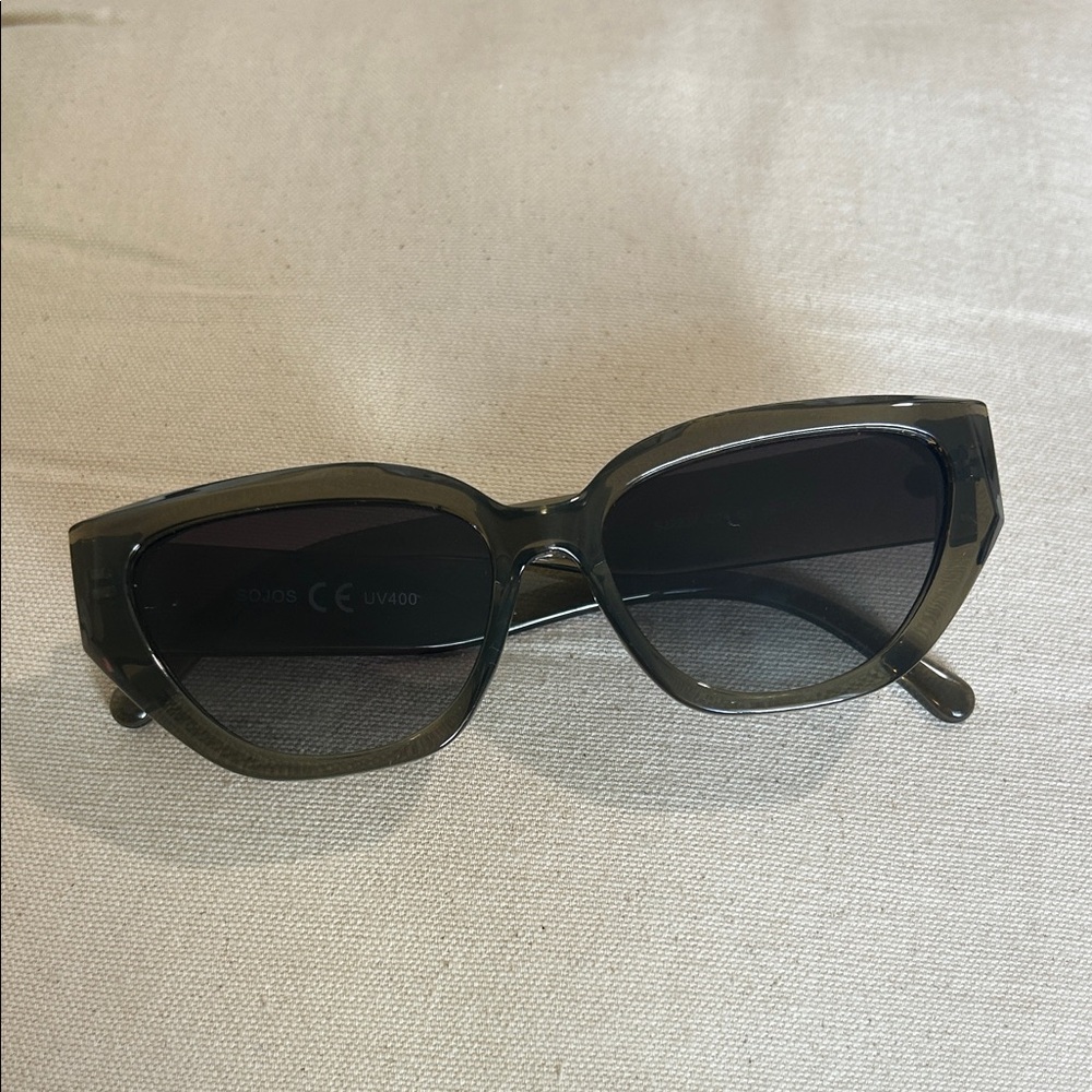 Elegant Gray Sunglasses for Women